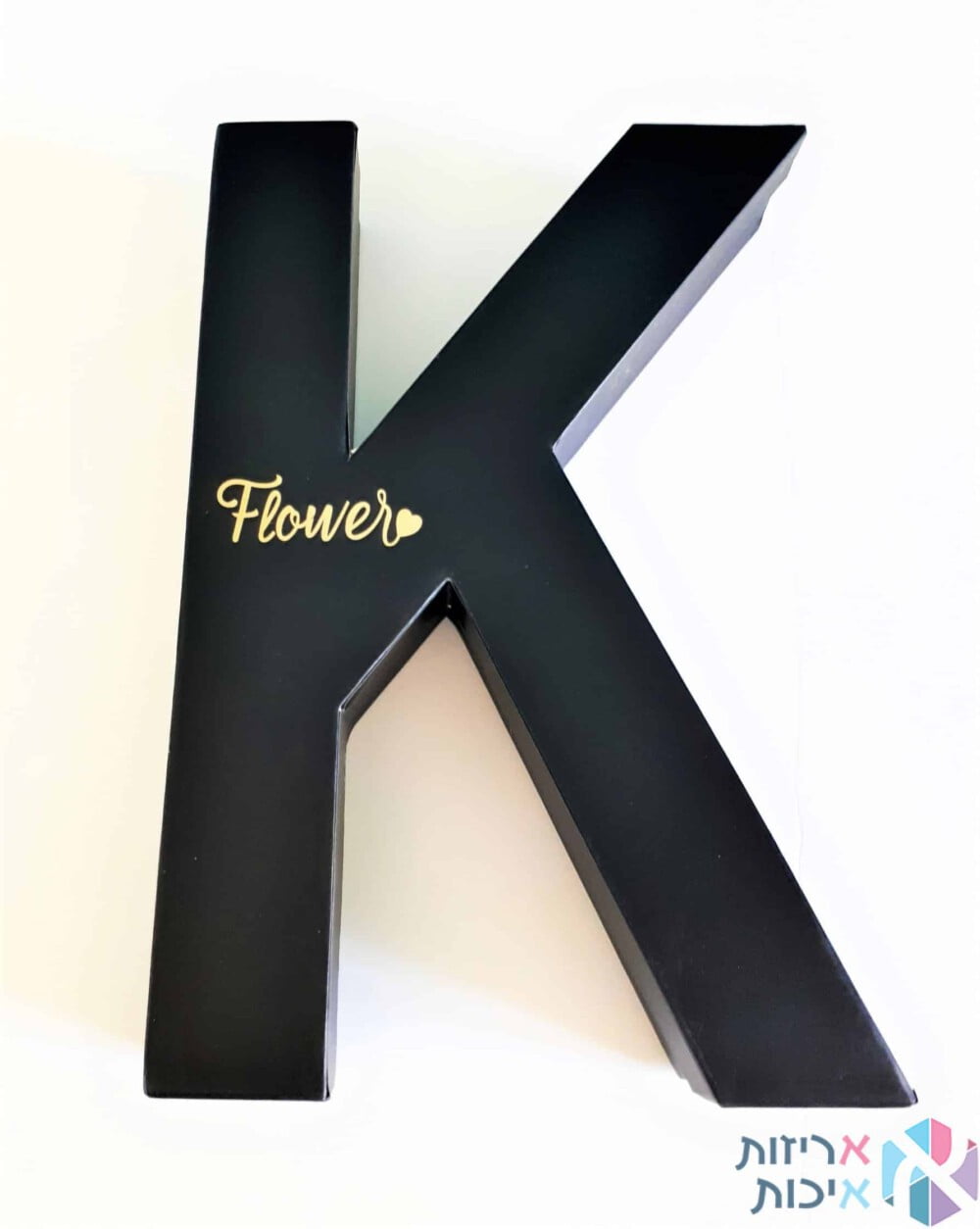 קופסה לפרחים - האות K בצבע שחור